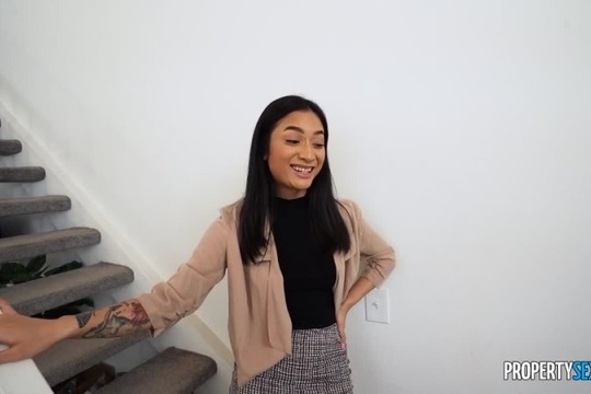 Красивая азиатка готова ебаться, чтобы продать дом